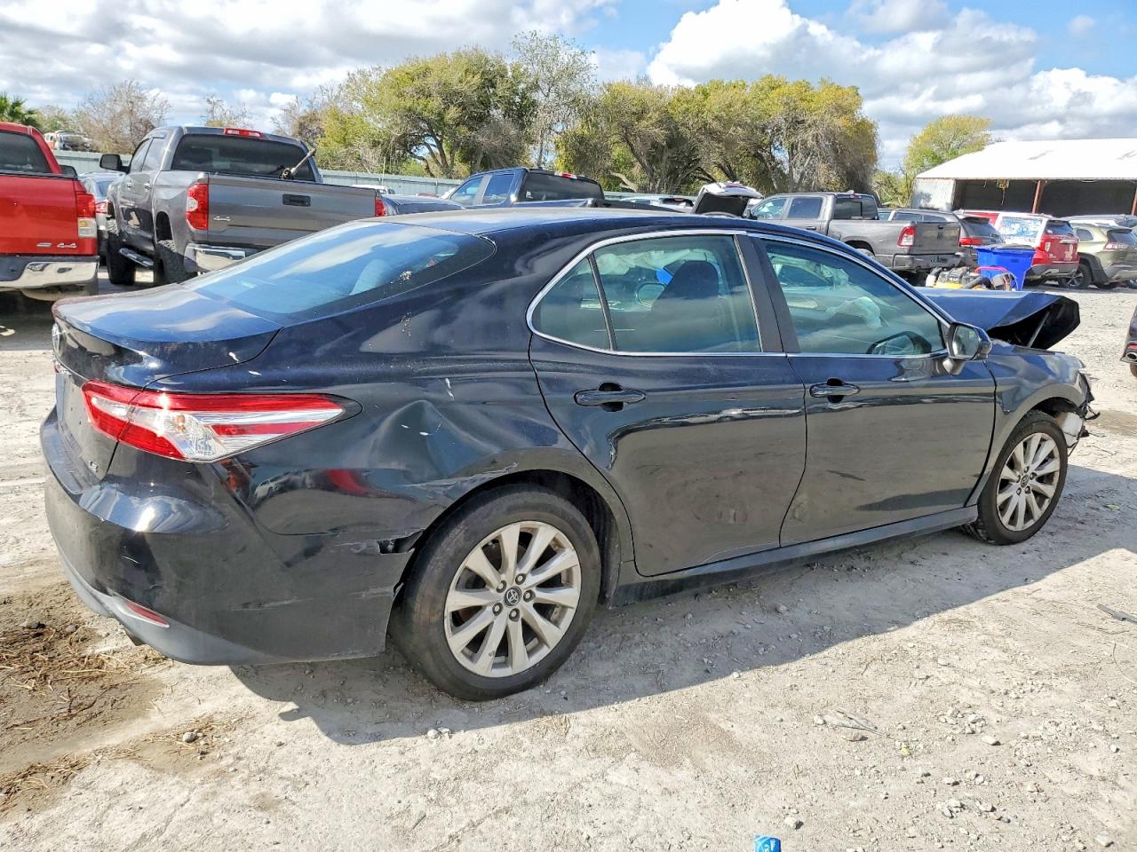 2018 TOYOTA CAMRY L photo 3