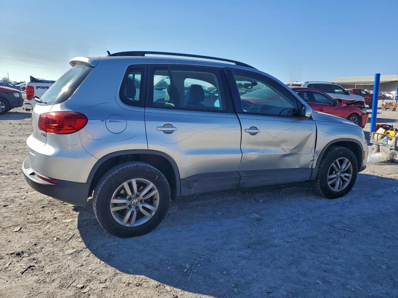 2016 VOLKSWAGEN TIGUAN S photo 3
