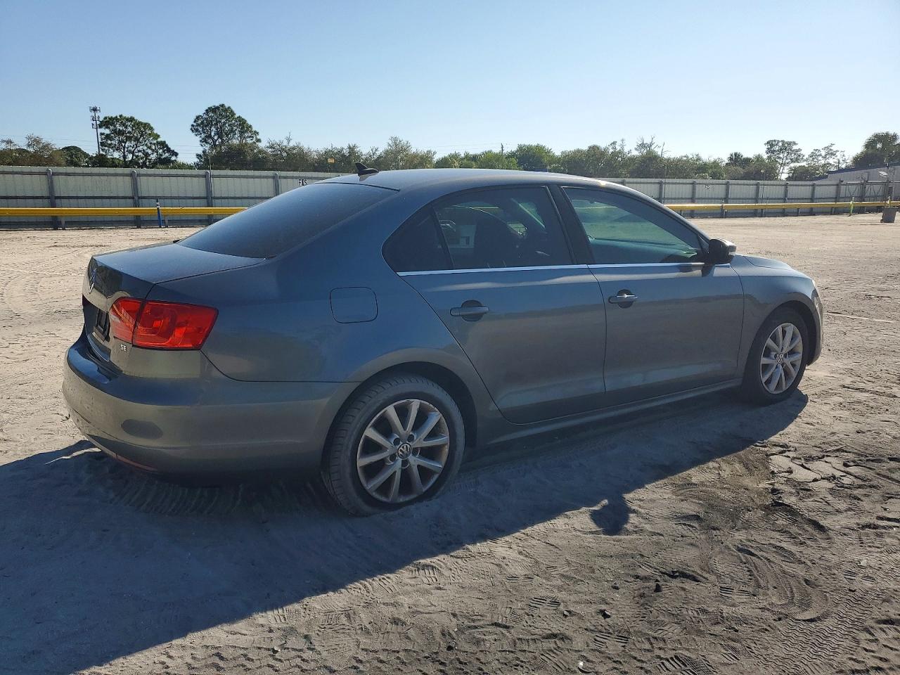 2014 VOLKSWAGEN JETTA SE photo 3
