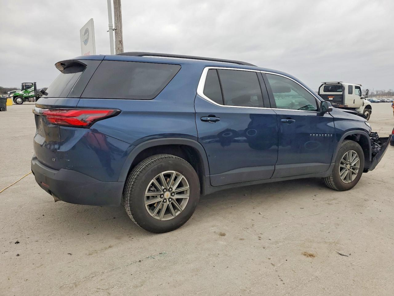2023 CHEVROLET TRAVERSE LT photo 3