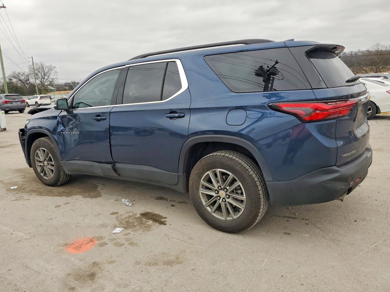 2023 CHEVROLET TRAVERSE LT photo 2