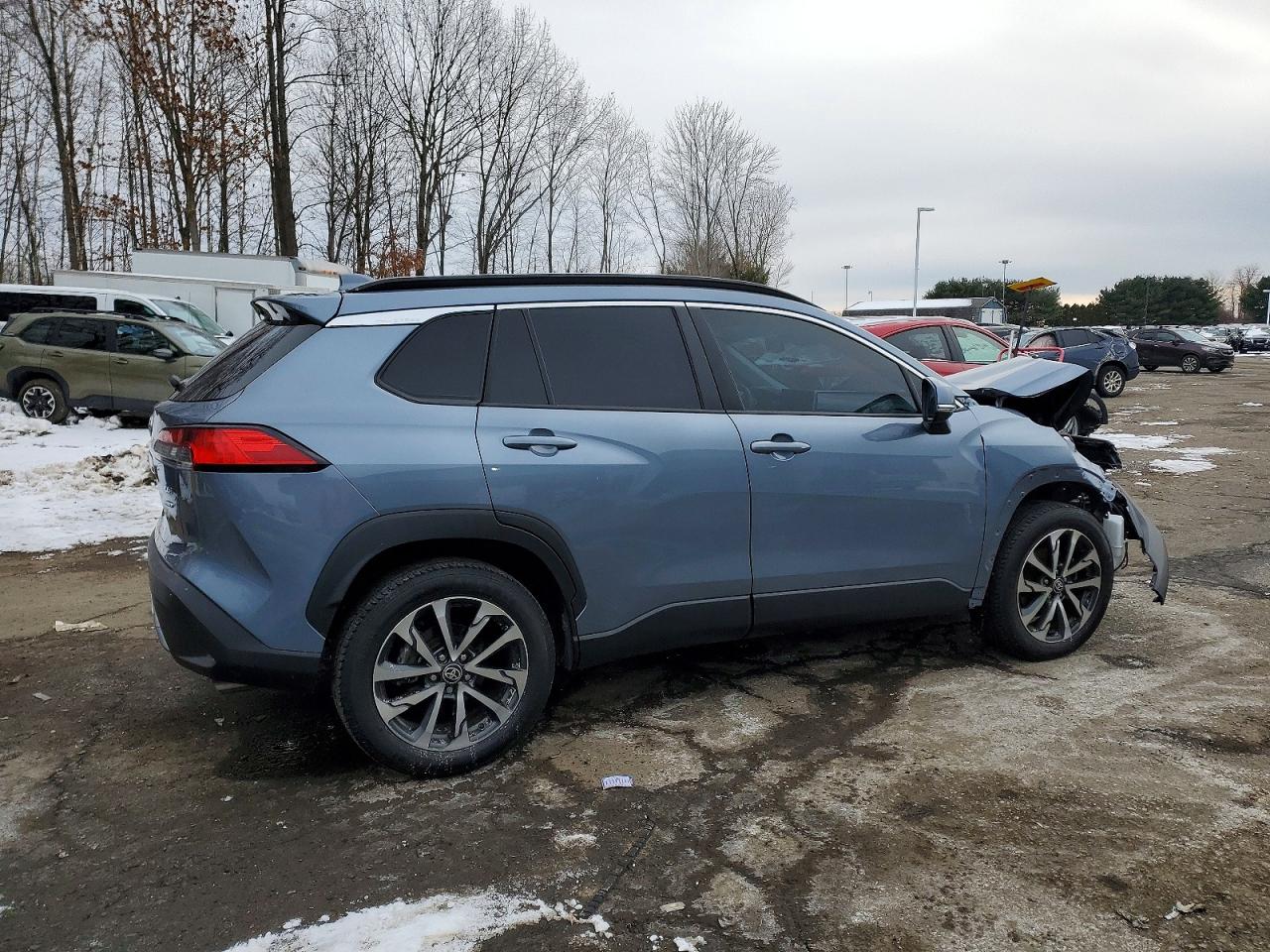 2024 TOYOTA COROLLA CROSS XLE photo 3