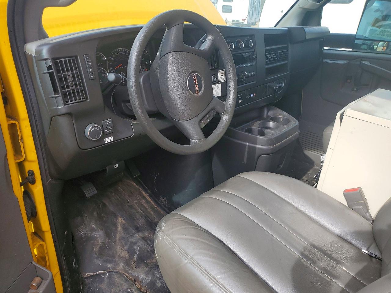 2023 GMC SAVANA BOX TRUCK photo 8