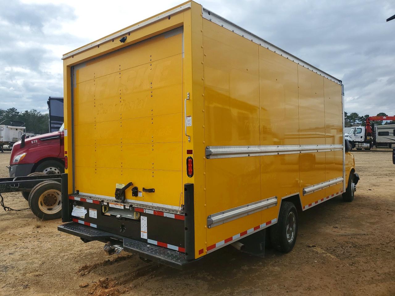 2023 GMC SAVANA BOX TRUCK photo 3