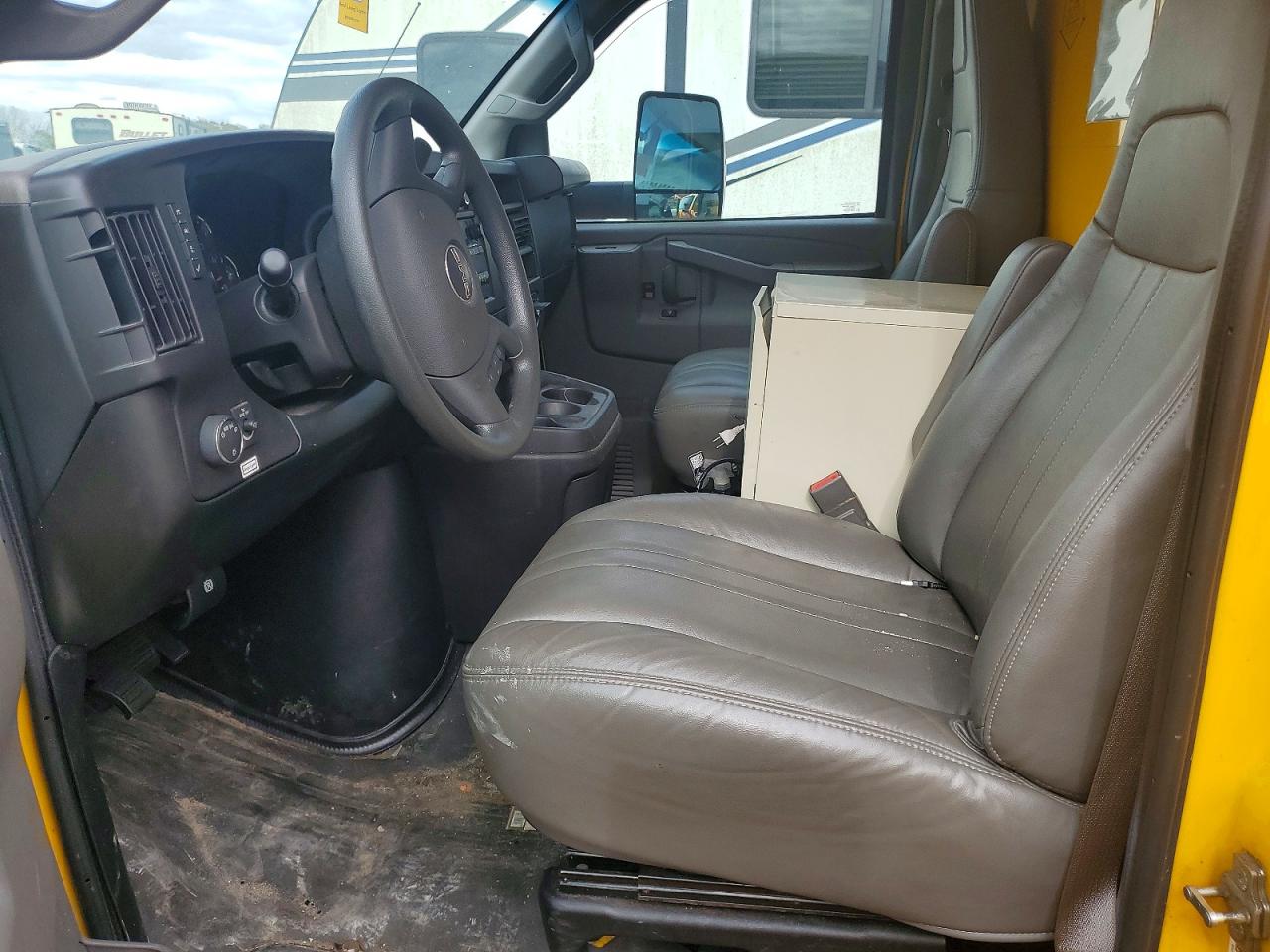 2023 GMC SAVANA BOX TRUCK photo 7