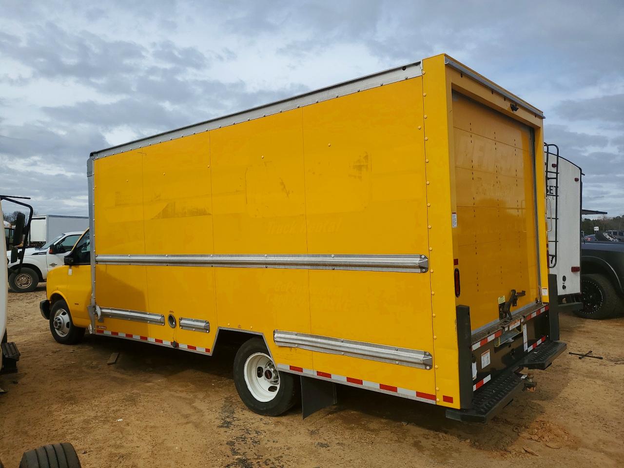 2023 GMC SAVANA BOX TRUCK photo 2