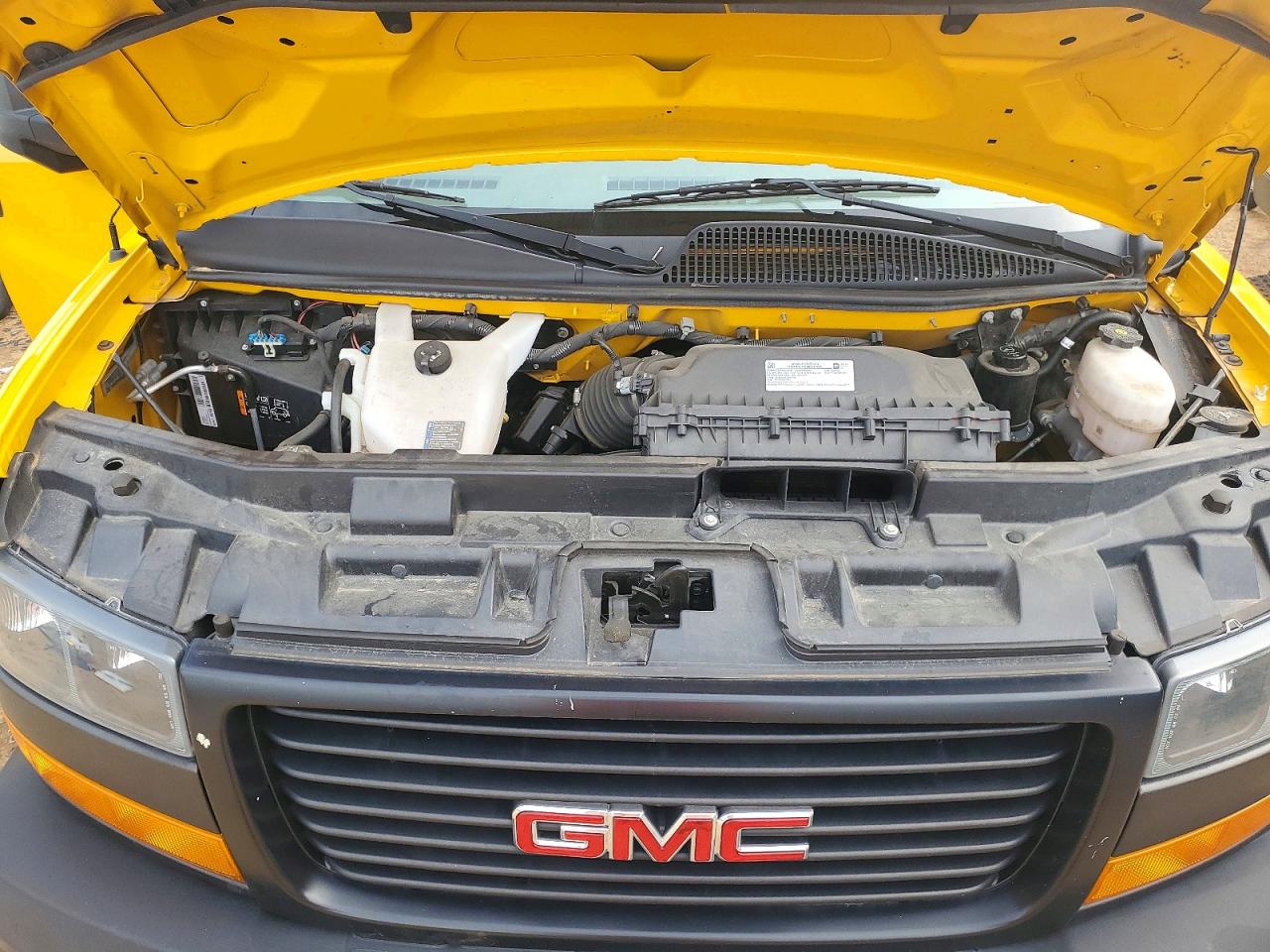2023 GMC SAVANA BOX TRUCK photo 11