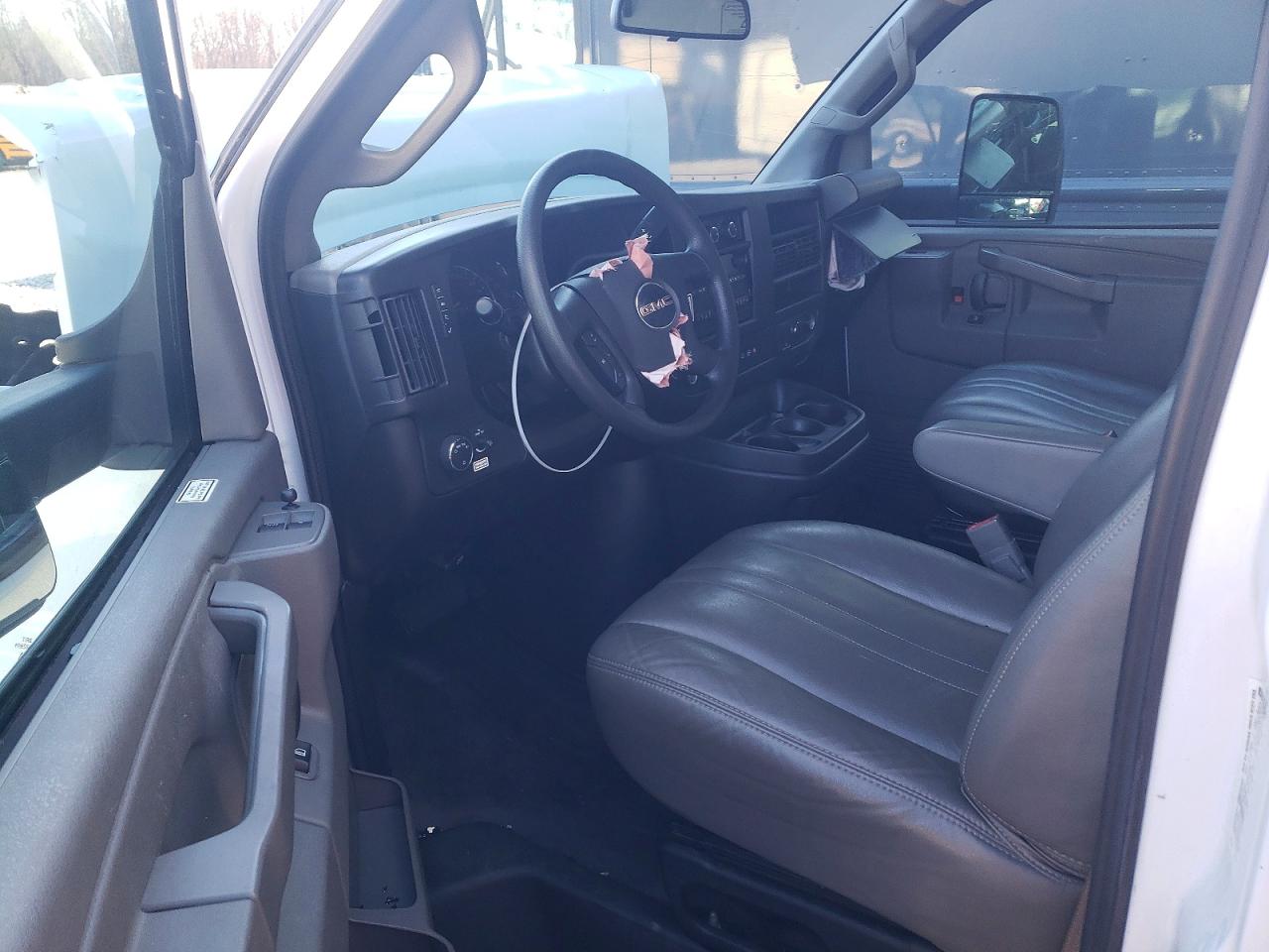2023 GMC SAVANA CUT - BOX TRUCK photo 8