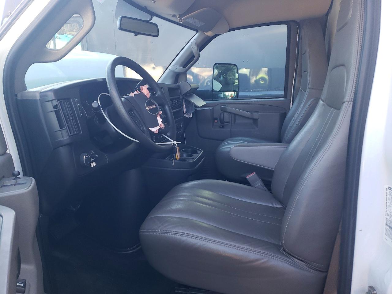 2023 GMC SAVANA CUT - BOX TRUCK photo 7
