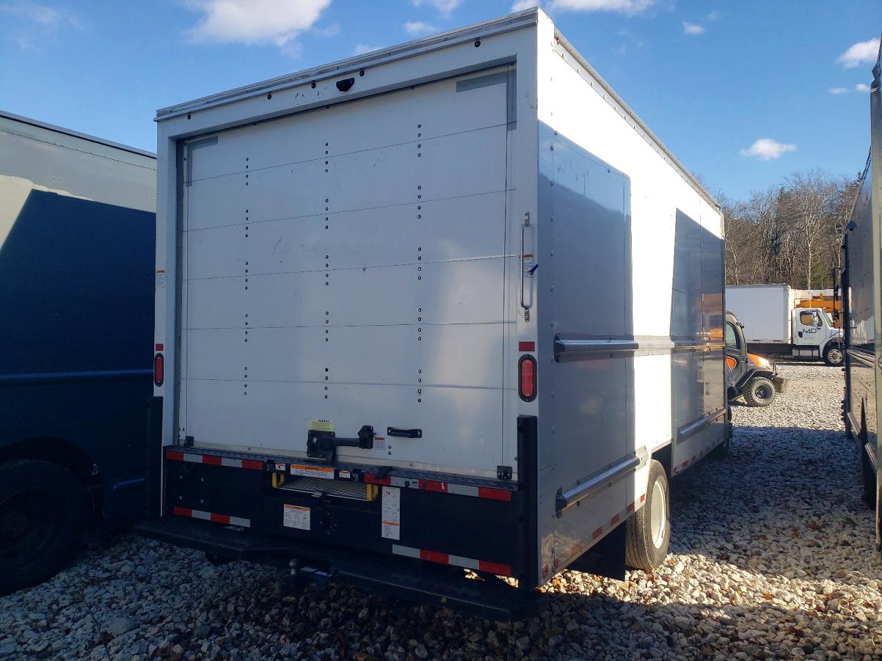 2023 GMC SAVANA CUT - BOX TRUCK photo 3