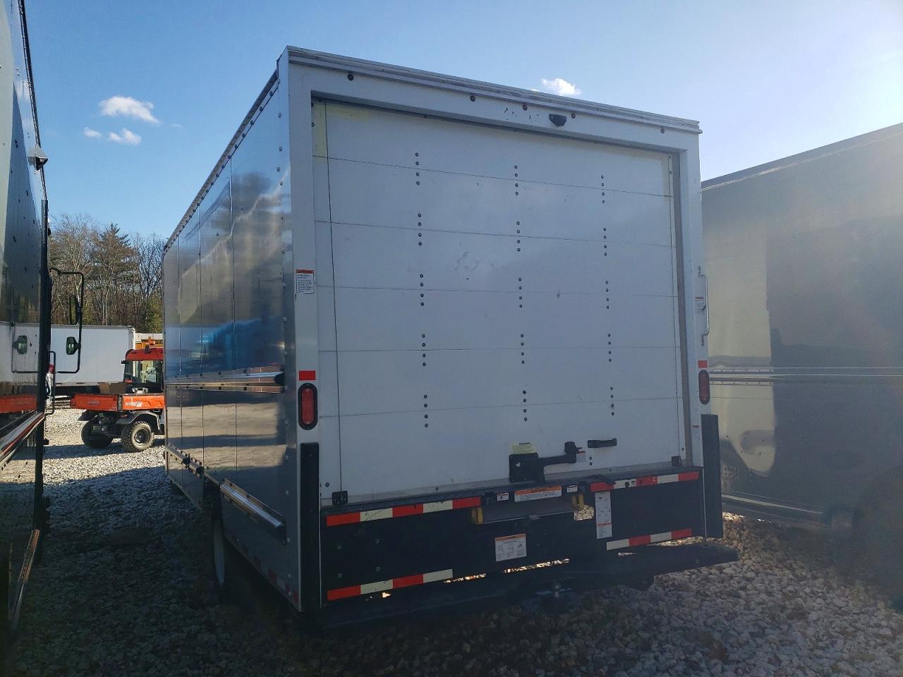 2023 GMC SAVANA CUT - BOX TRUCK photo 2