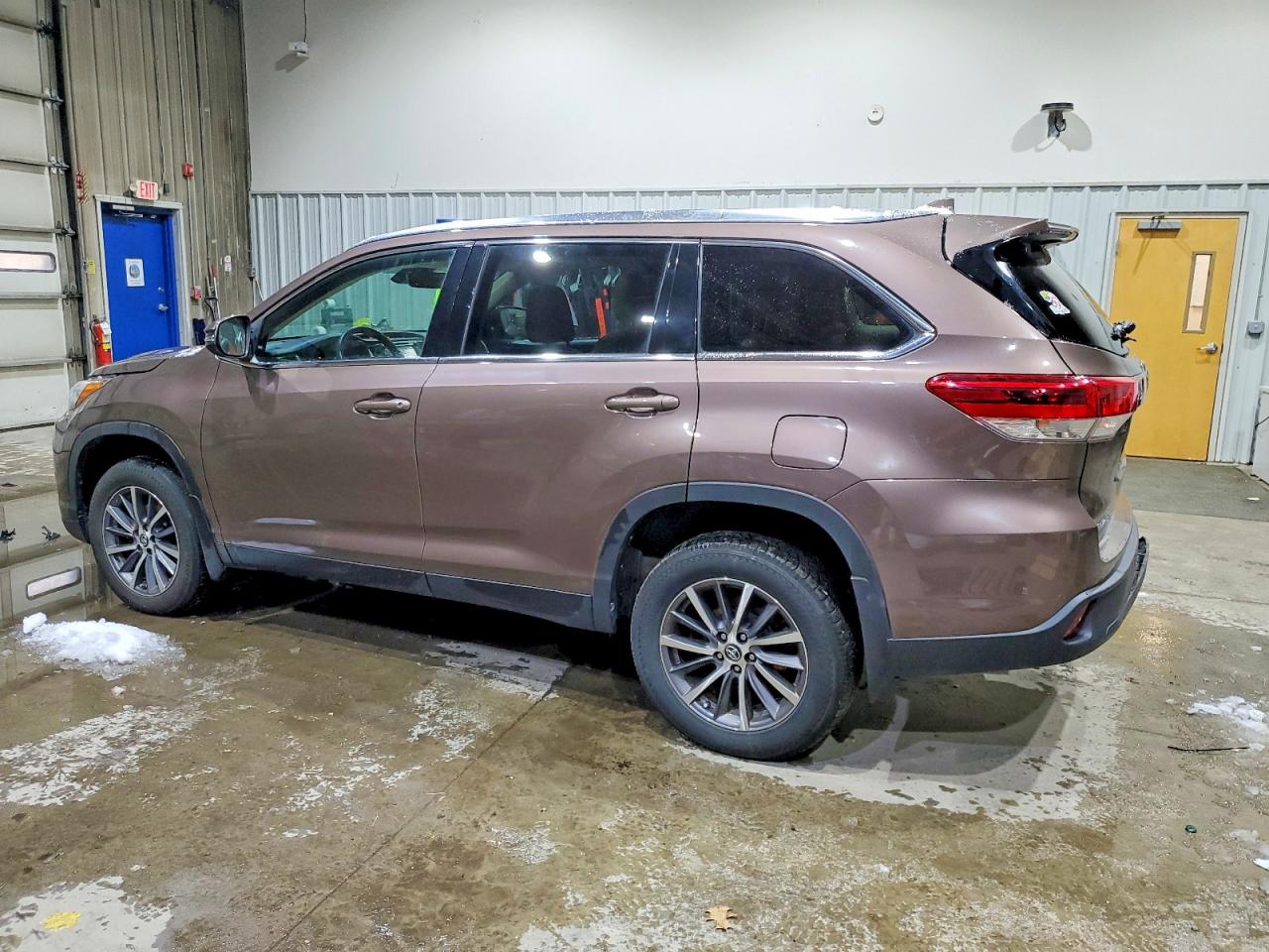 2019 TOYOTA HIGHLANDER XLE photo 2