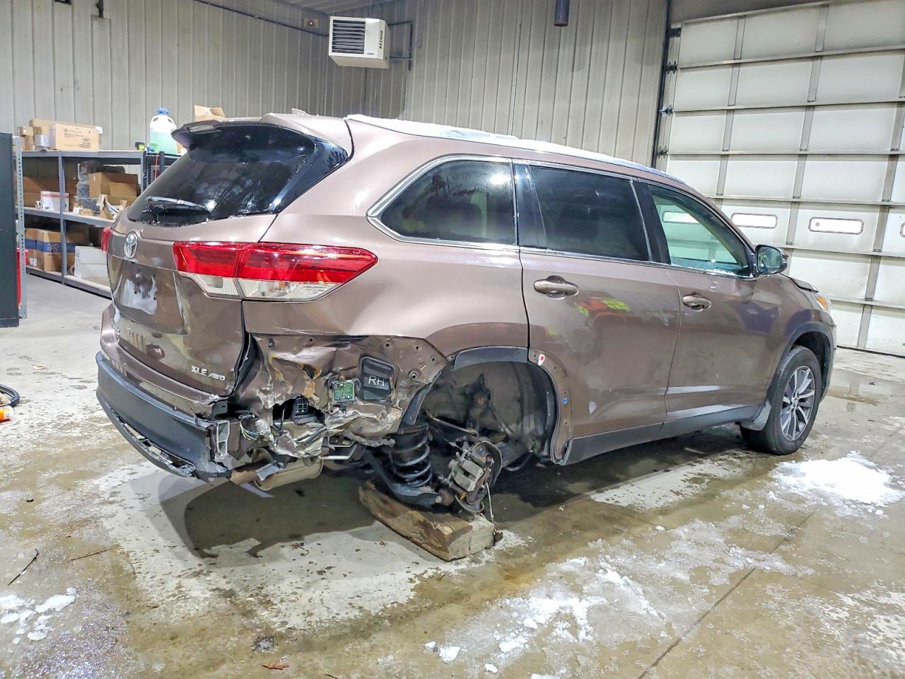 2019 TOYOTA HIGHLANDER XLE photo 3