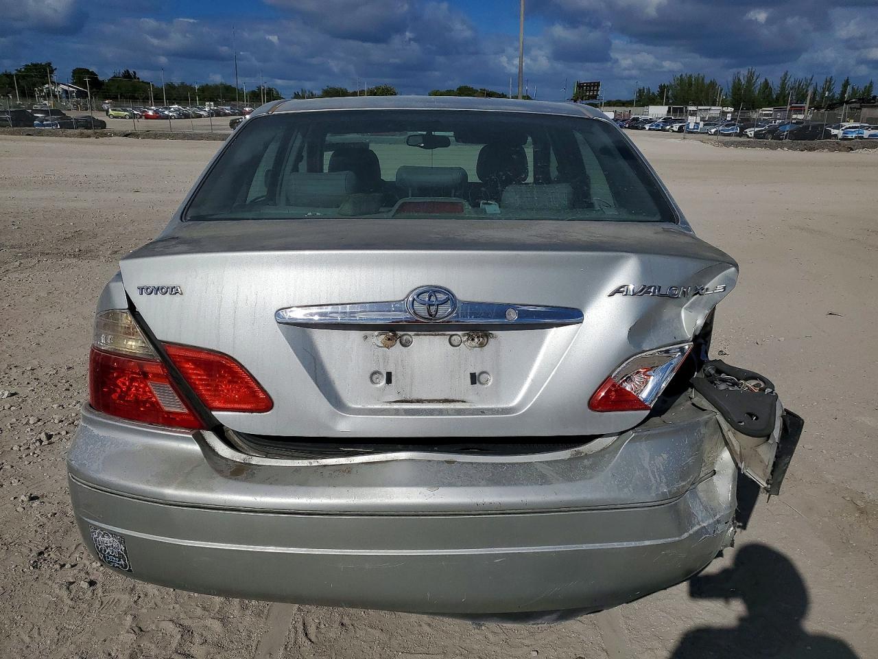 2004 TOYOTA AVALON XL photo 11
