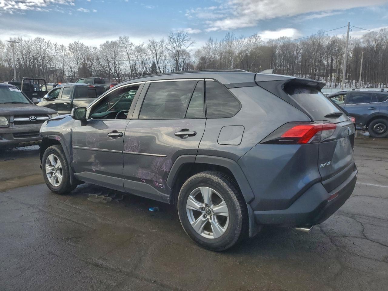 2019 TOYOTA RAV4 XLE photo 2