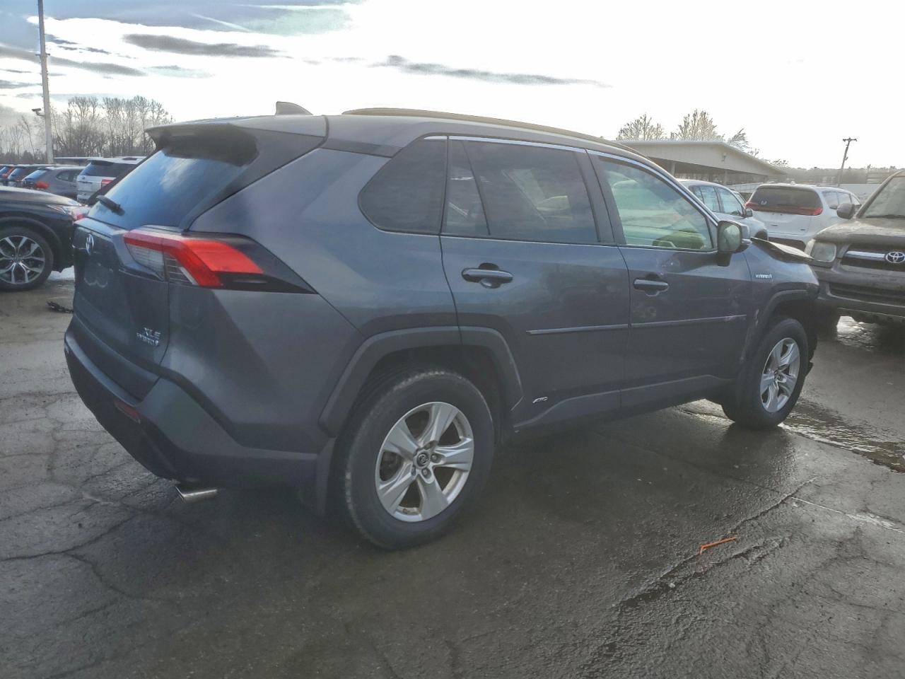 2019 TOYOTA RAV4 XLE photo 3