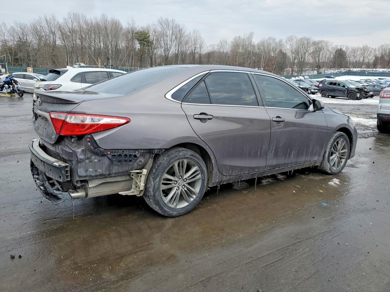 2015 TOYOTA CAMRY LE photo 3