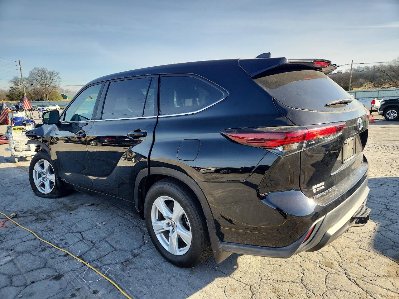 2024 TOYOTA HIGHLANDER LE photo 2