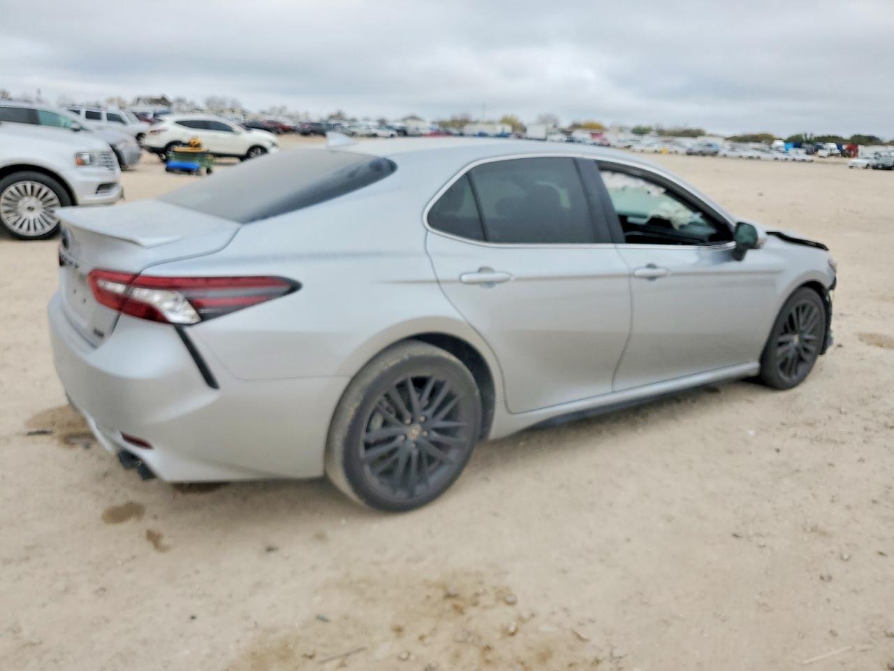 2022 TOYOTA CAMRY XSE photo 3