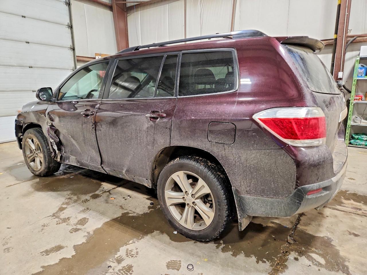 2013 TOYOTA HIGHLANDER BASE photo 2