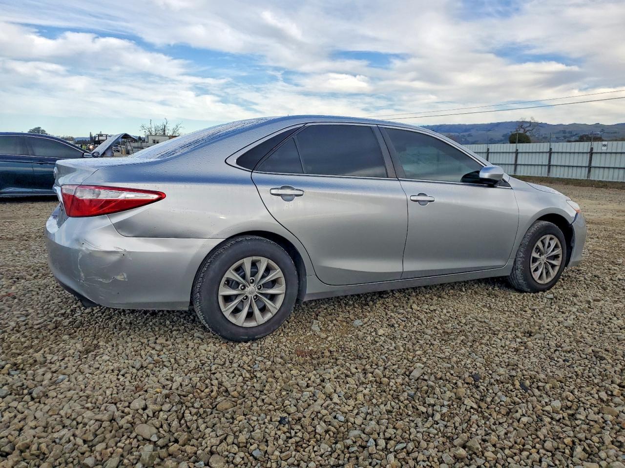 2017 TOYOTA CAMRY LE photo 3