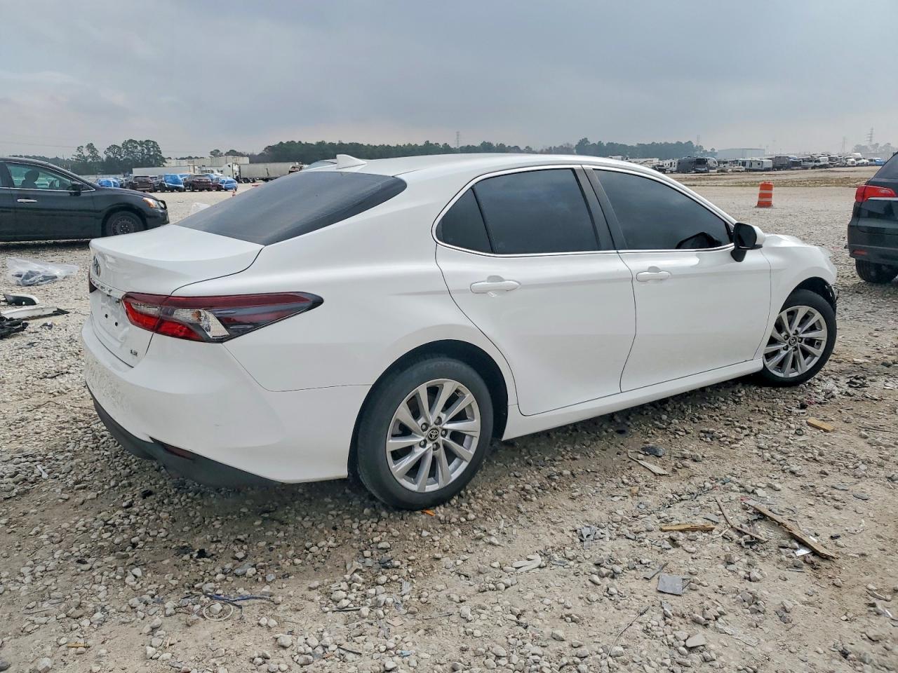 2023 TOYOTA CAMRY LE photo 3
