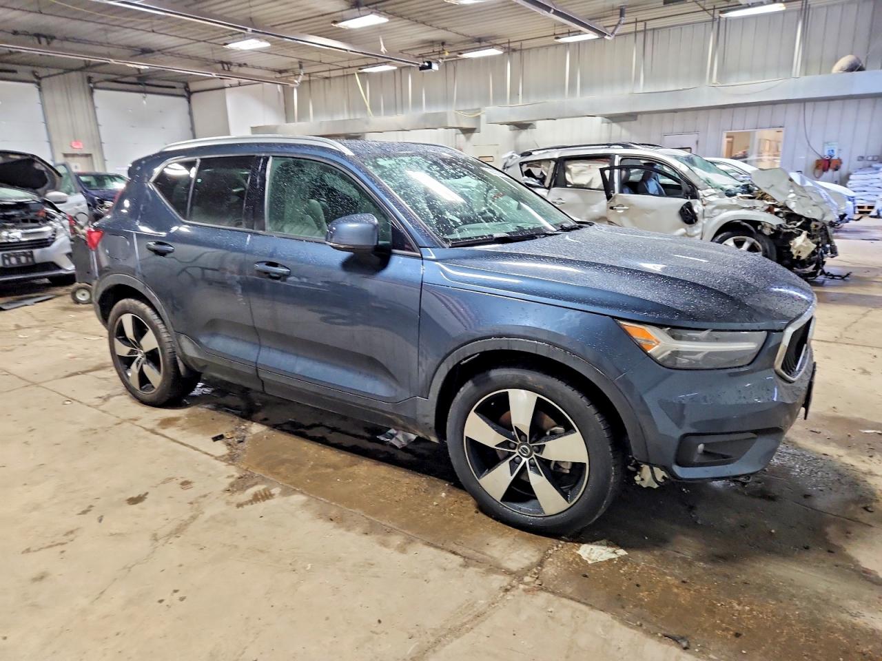 2021 VOLVO XC40 T5 MOMENTUM photo 4