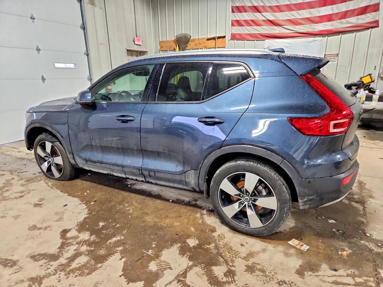 2021 VOLVO XC40 T5 MOMENTUM photo 2