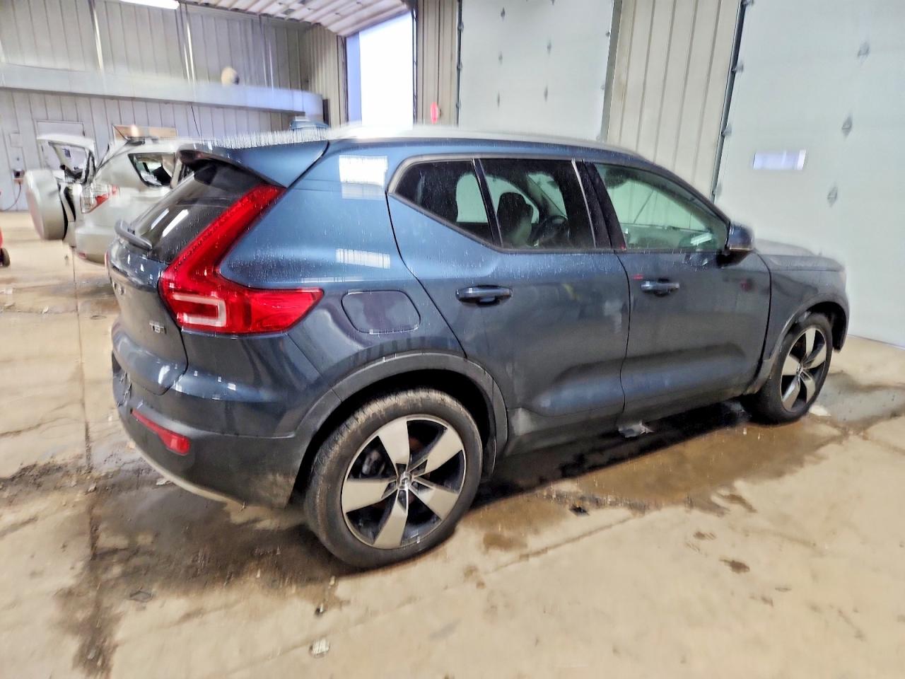 2021 VOLVO XC40 T5 MOMENTUM photo 3