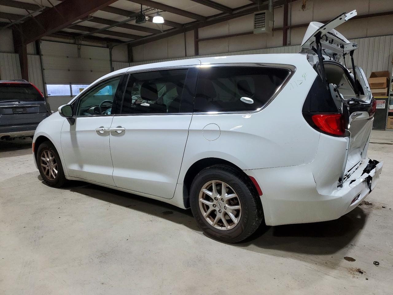2021 CHRYSLER VOYAGER LX photo 2