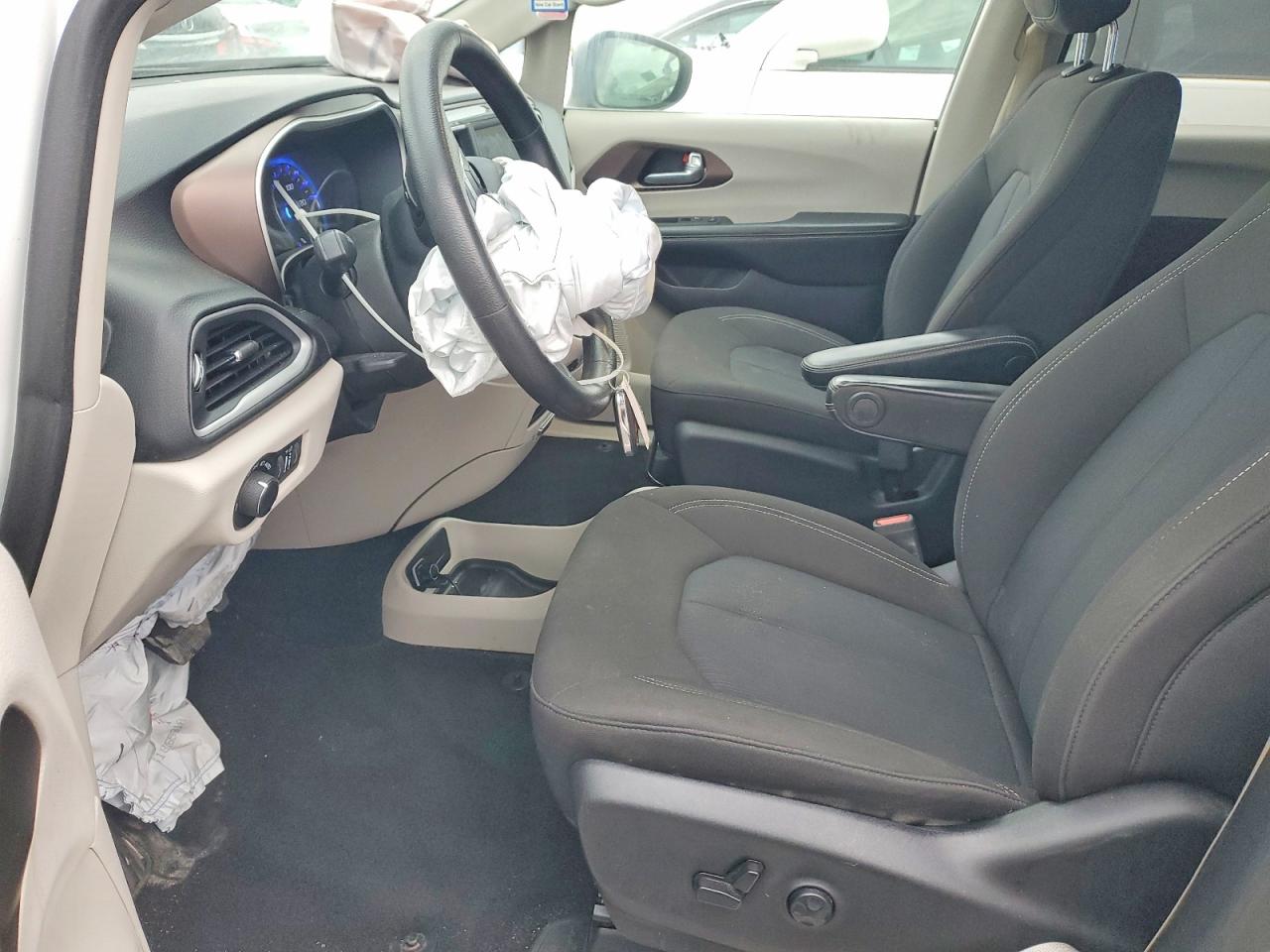 2021 CHRYSLER VOYAGER LX photo 7