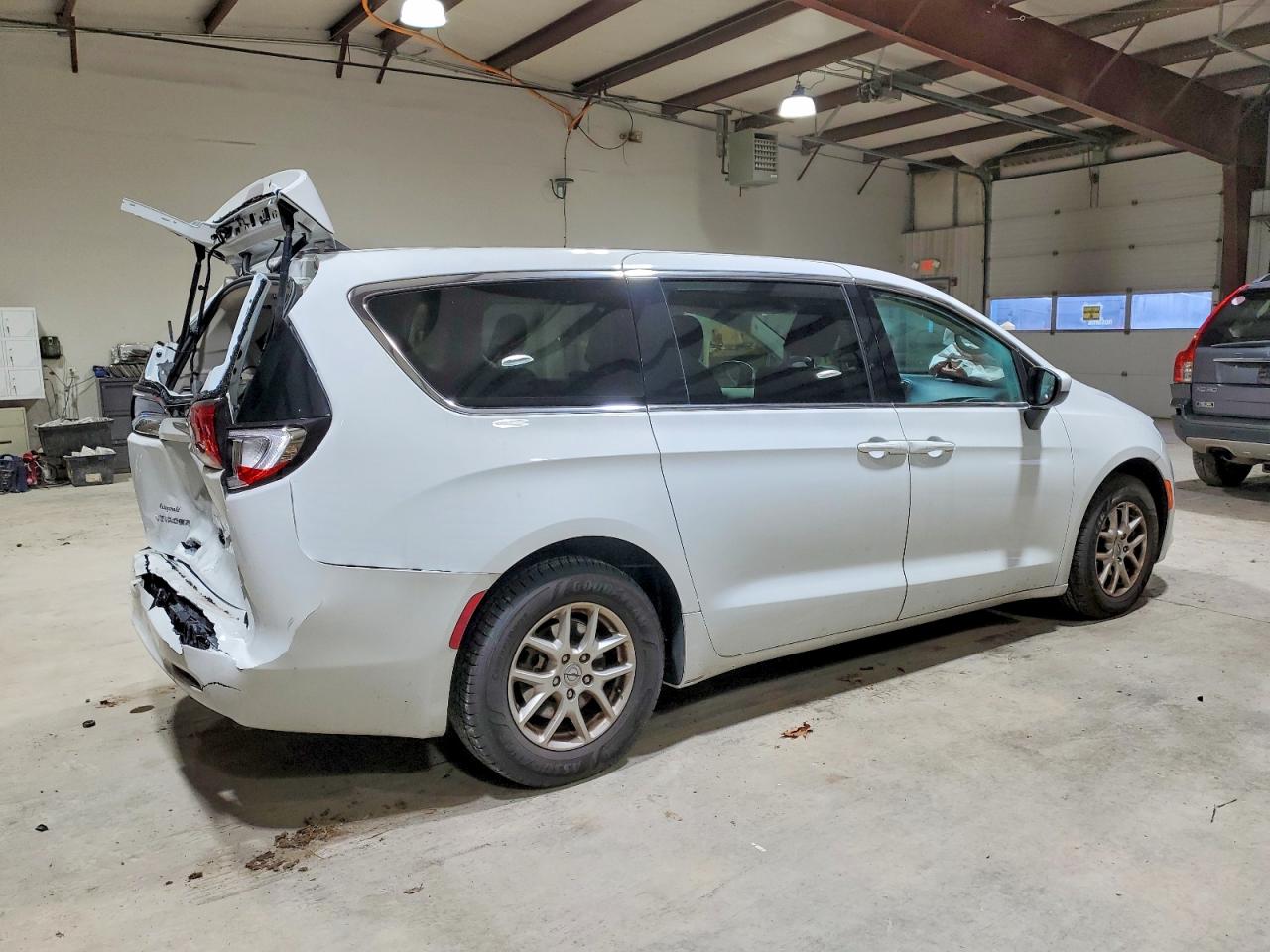 2021 CHRYSLER VOYAGER LX photo 3