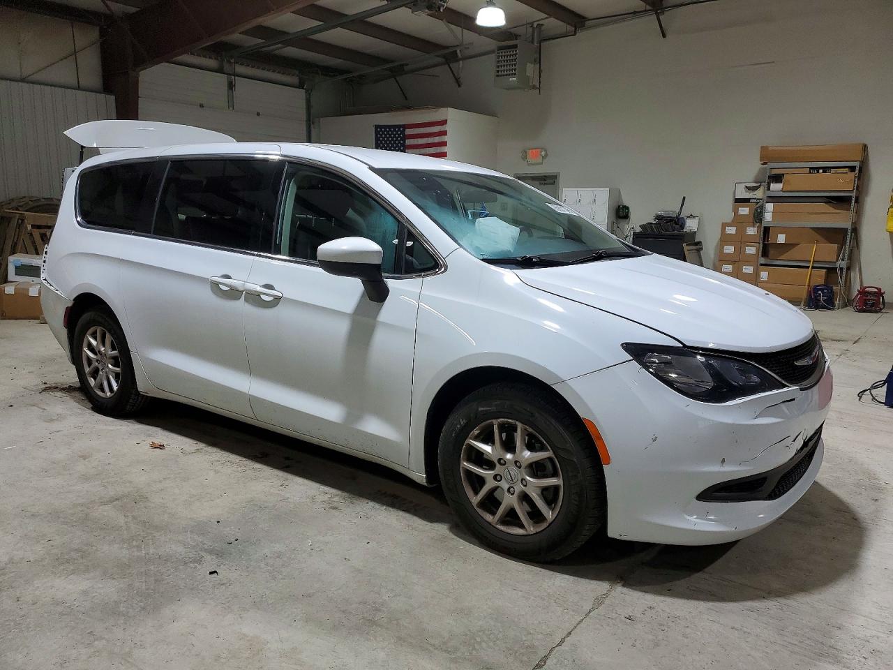 2021 CHRYSLER VOYAGER LX photo 4