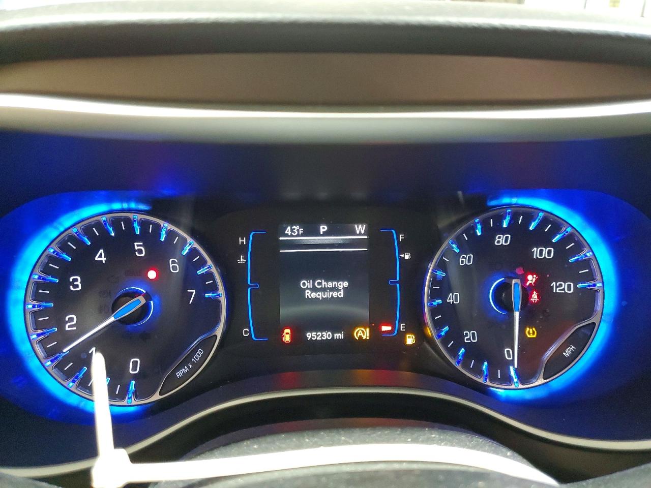 2021 CHRYSLER VOYAGER LX photo 9