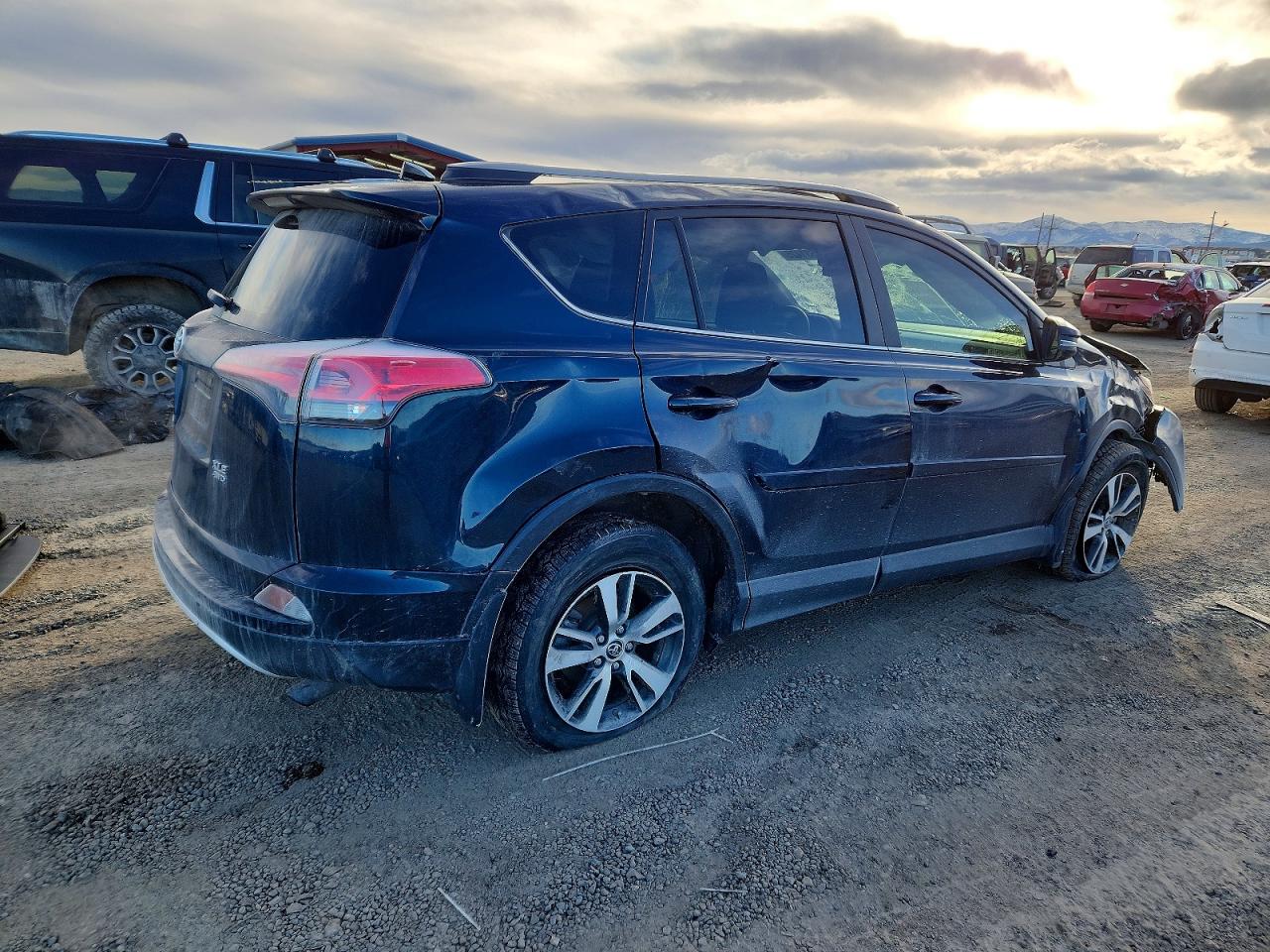 2017 TOYOTA RAV4 XLE photo 3