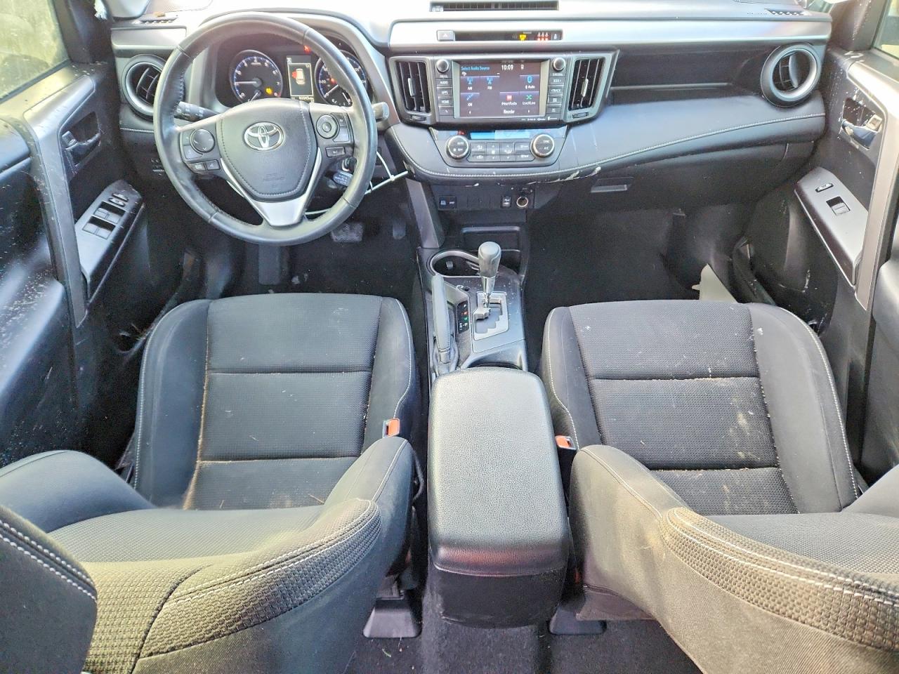 2017 TOYOTA RAV4 XLE photo 8