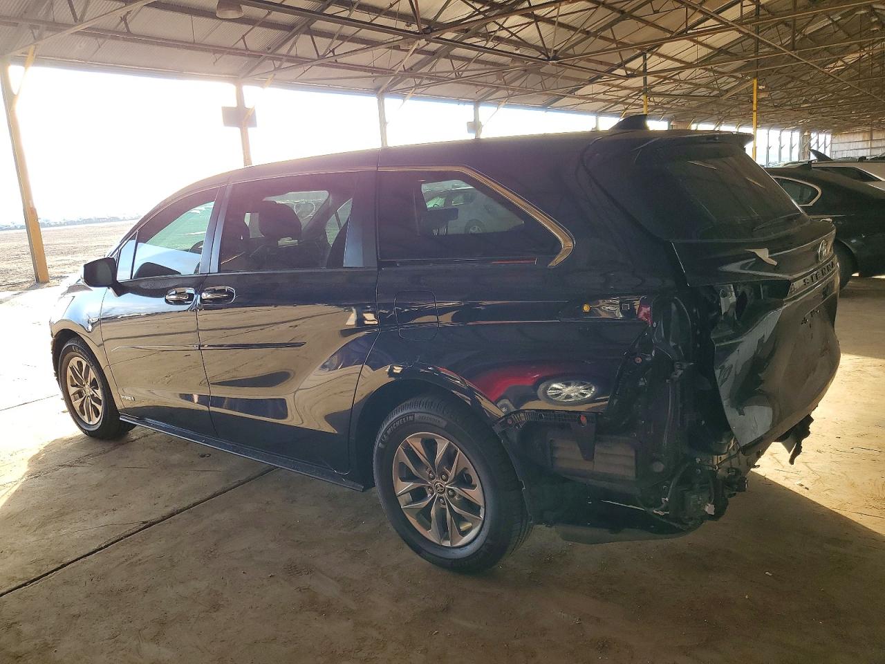 2021 TOYOTA SIENNA XLE photo 2
