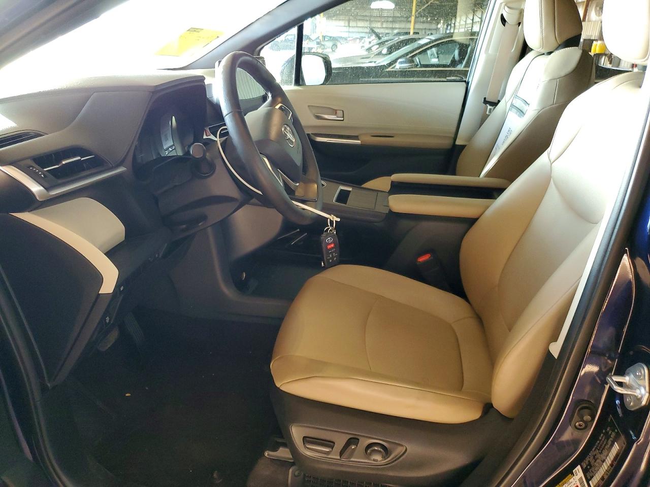 2021 TOYOTA SIENNA XLE photo 7