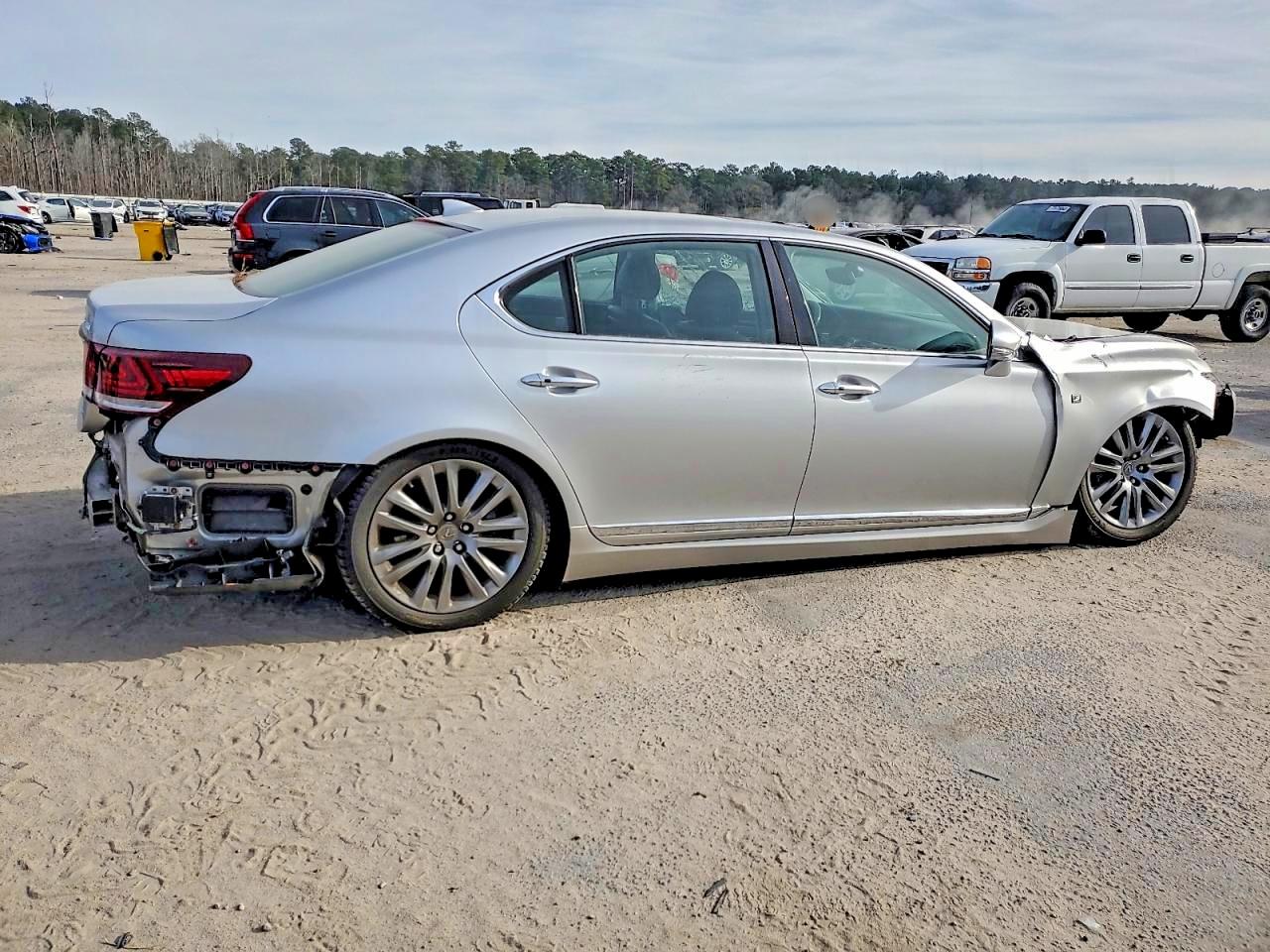 2014 LEXUS LS 460L photo 3