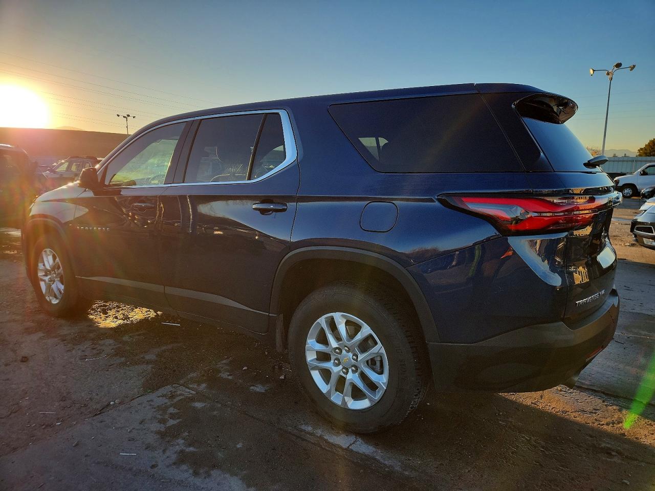 2023 CHEVROLET TRAVERSE LS photo 2