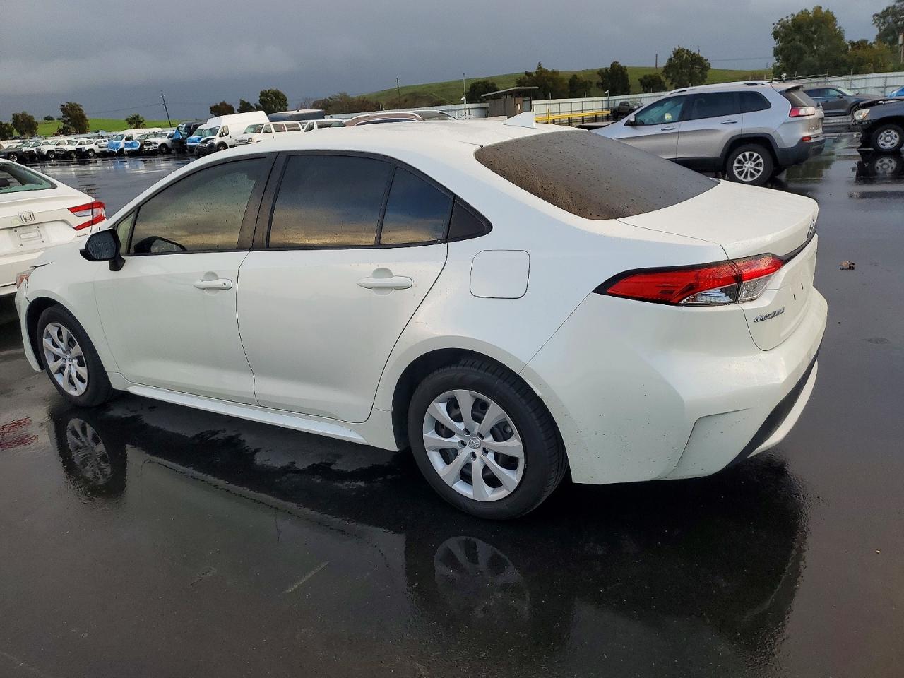 2021 TOYOTA COROLLA LE photo 2