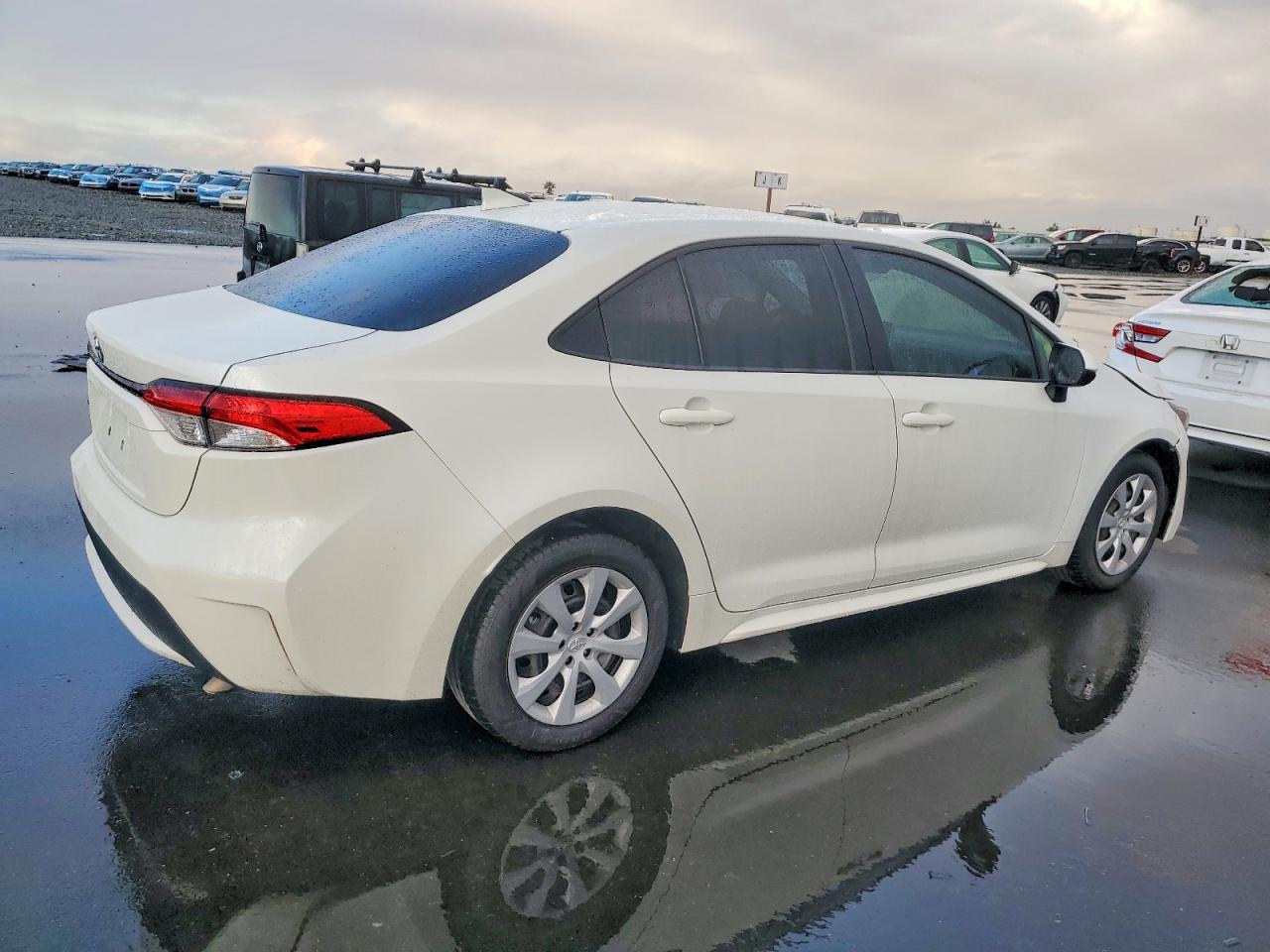 2021 TOYOTA COROLLA LE photo 3