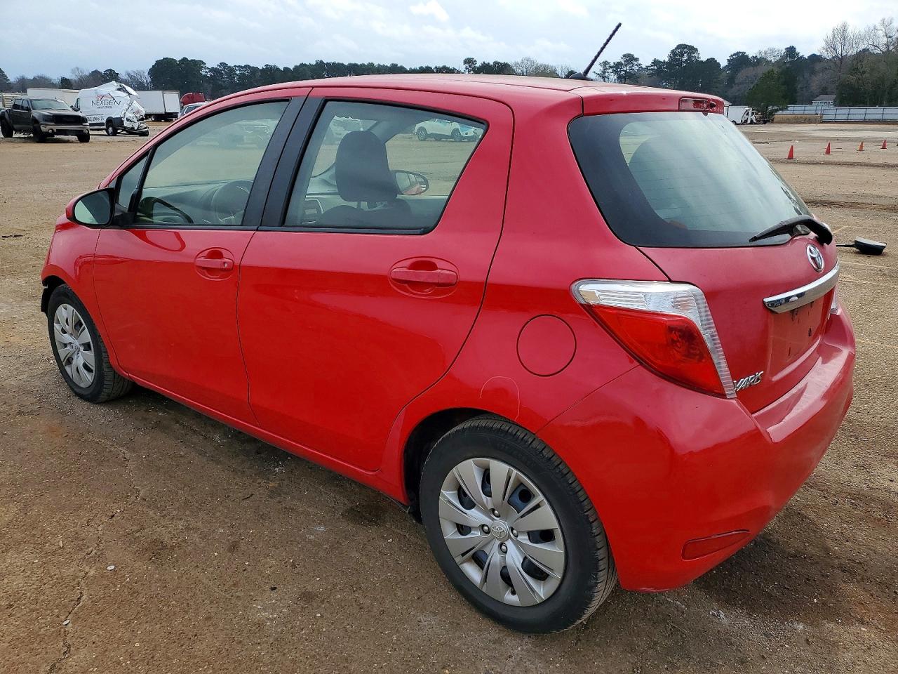 2013 TOYOTA YARIS photo 2