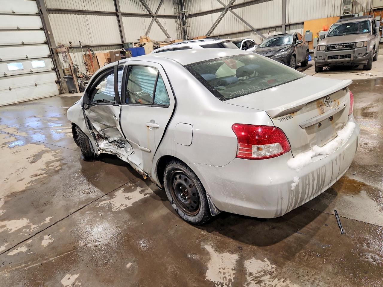 2010 TOYOTA YARIS photo 2