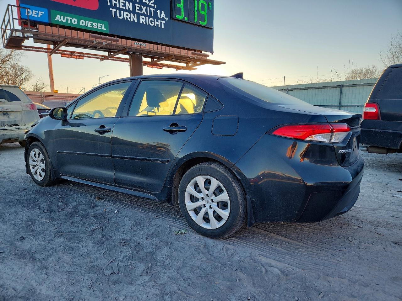2022 TOYOTA COROLLA LE photo 3