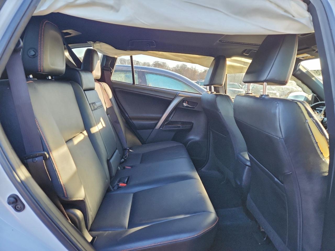 2018 TOYOTA RAV4 HV SE photo 10