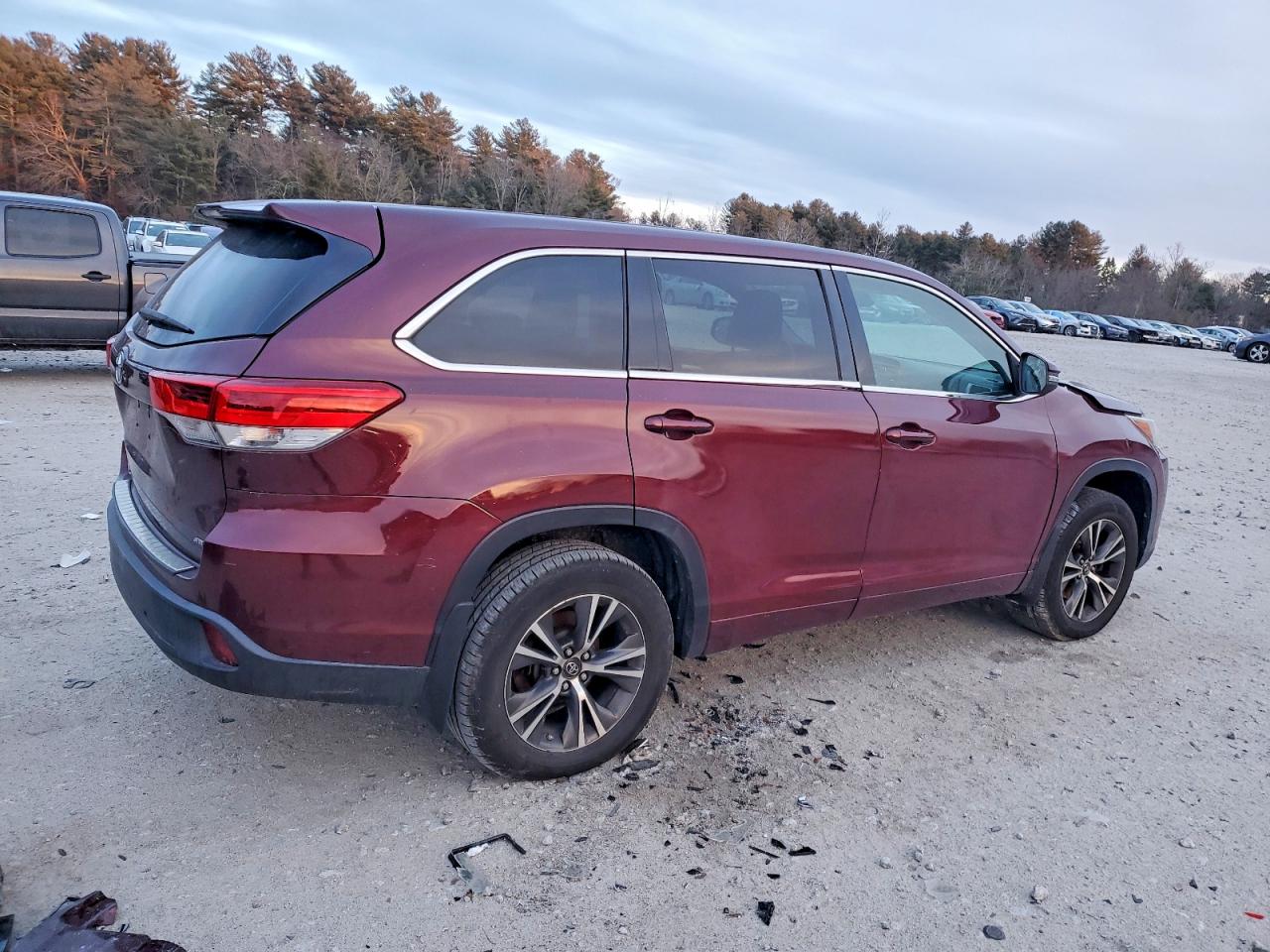 2018 TOYOTA HIGHLANDER LE photo 3
