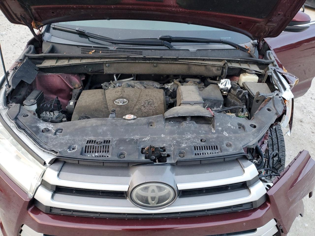 2018 TOYOTA HIGHLANDER LE photo 12