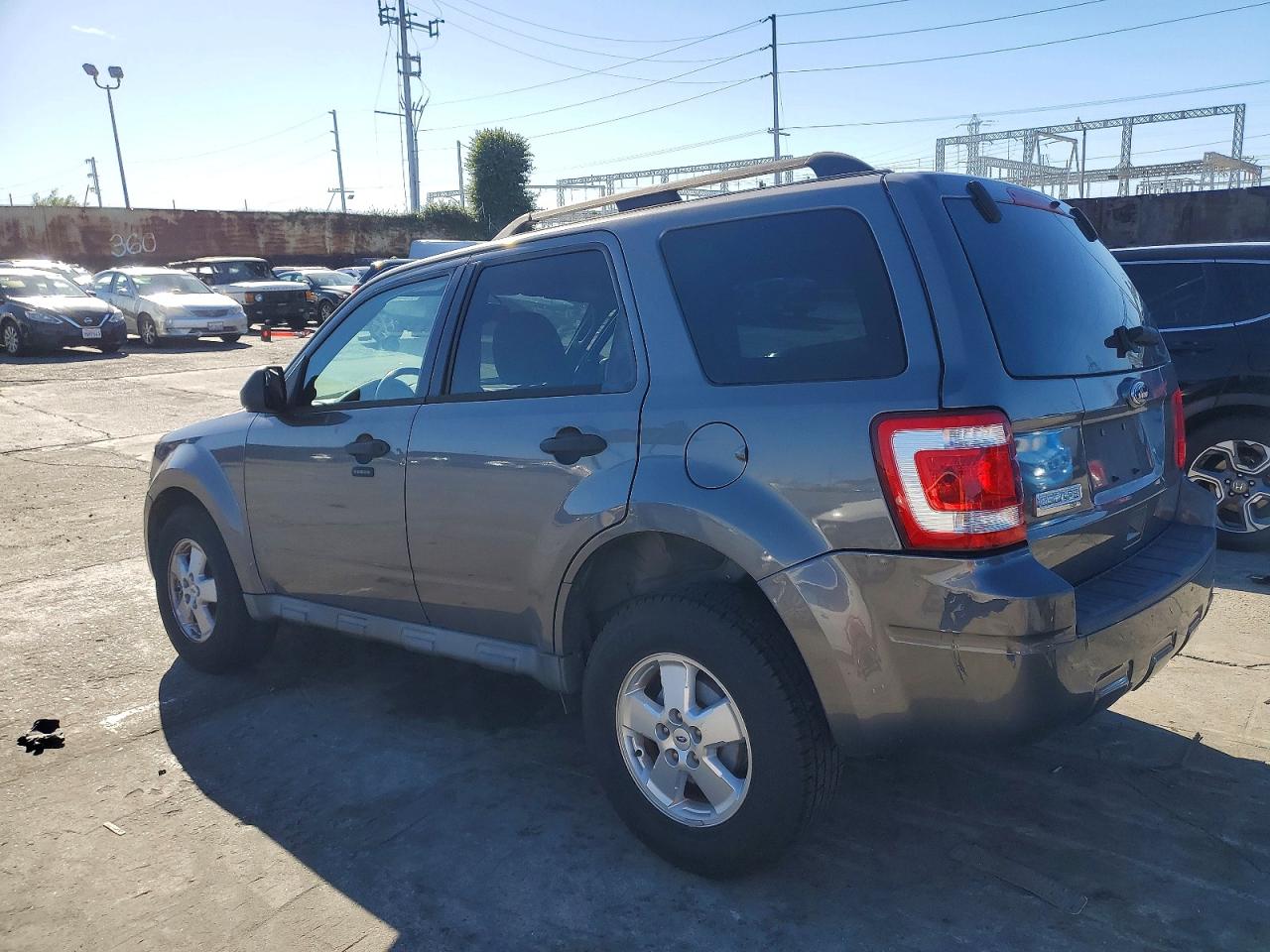 2010 FORD ESCAPE XLT photo 2
