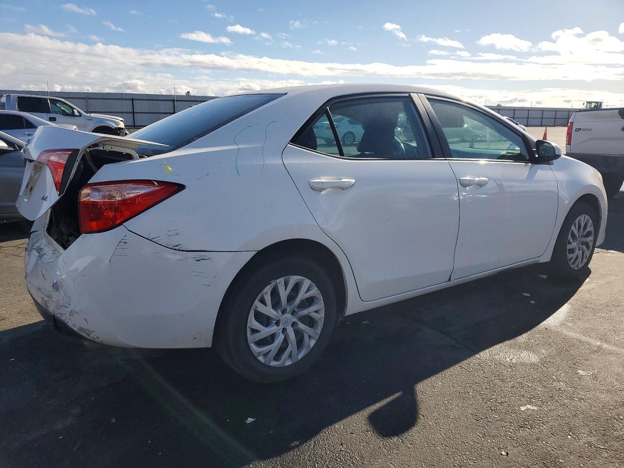 2018 TOYOTA COROLLA L photo 3